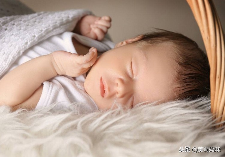 一个月的婴儿一天拉几次便便正常,婴幼儿新生儿一天大便6-7次正常吗