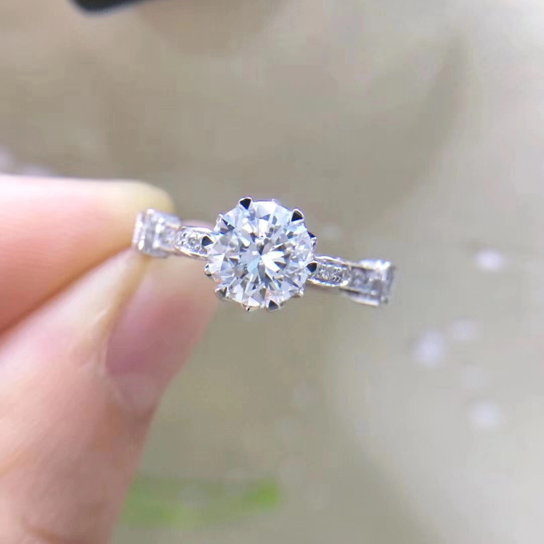 去商场买钻戒时这句话千万不要说,在商场买了戒指