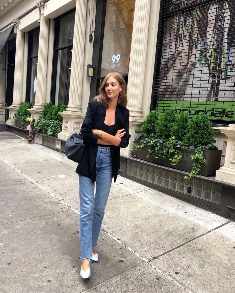 今年流行爆款裤子直筒牛仔裤,今年潮流一点的裤子牛仔裤