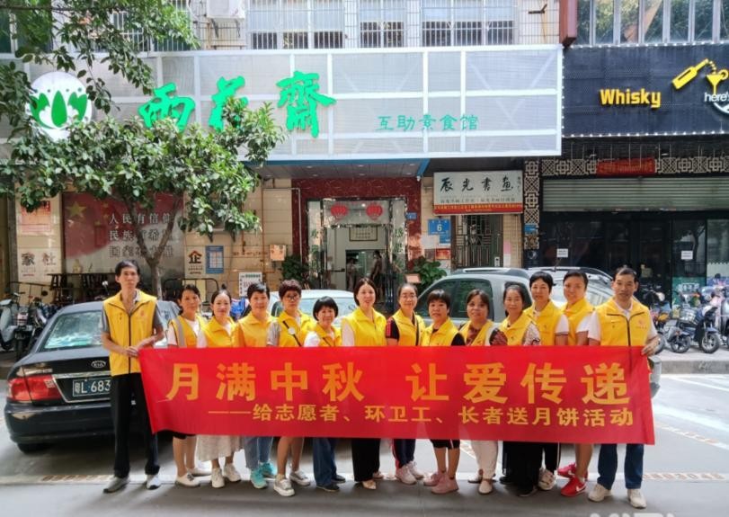 广东惠州爱心企业艾安琪公司给雨花斋素食馆送月饼让爱传递