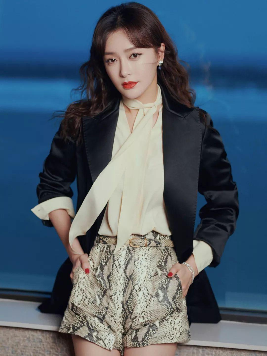 秦岚闪耀的她穿搭翻领毛衣,秦岚黑色羊羔毛