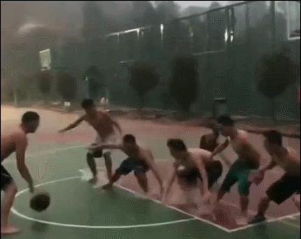 突破过人重心变化,突破过人技巧