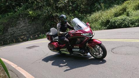 本田金翼旅行摩托视频,摩托车中的劳斯莱斯哈雷