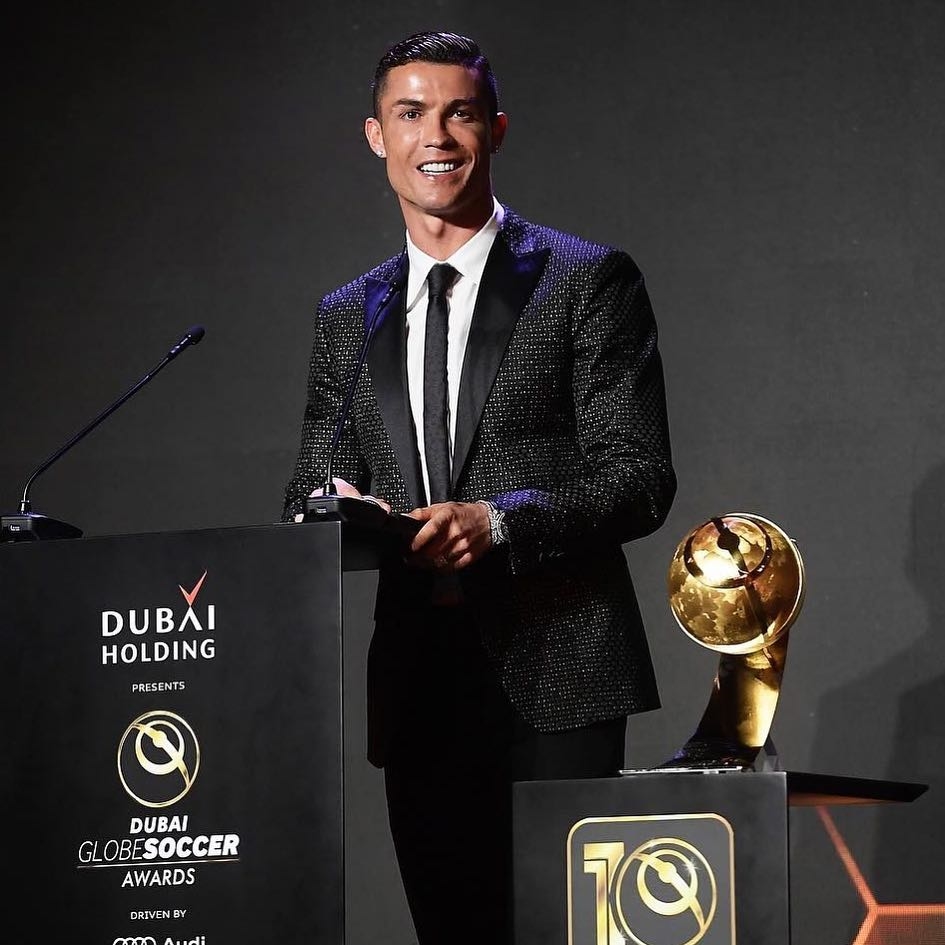 三道杠运动鞋是阿迪五道杠当然是说DSQUARED2了