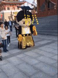 裁判，是他故意撞倒我的！搞笑动图