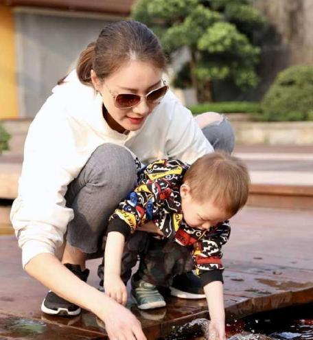 谢杏芳教儿子唱粤语,谢杏芳38岁