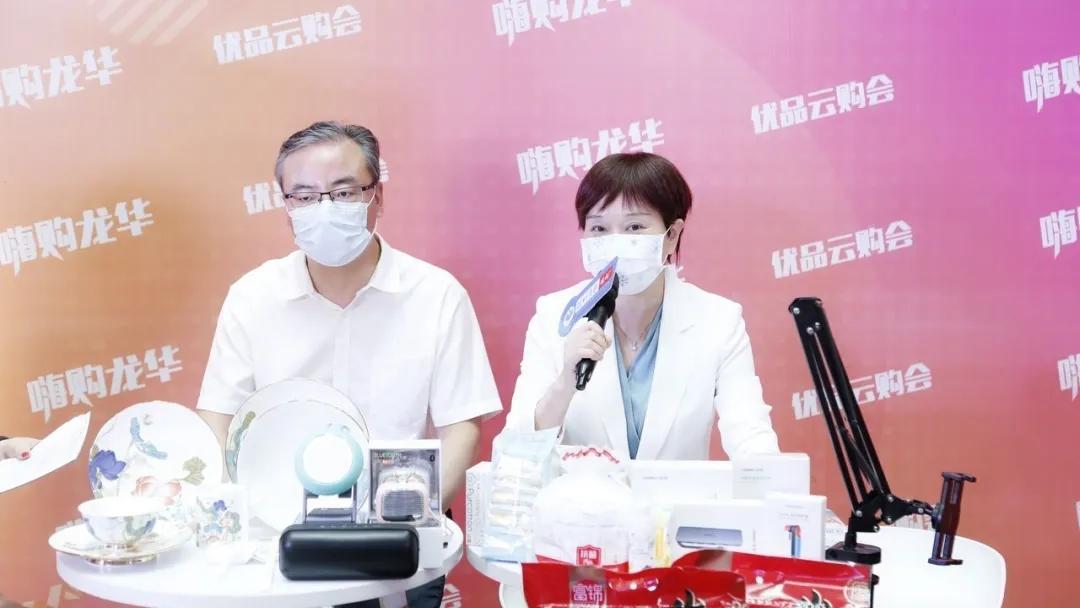 龙华区领导和知名主播亮相直播间,为龙华产品打CALL带货!网友:过瘾