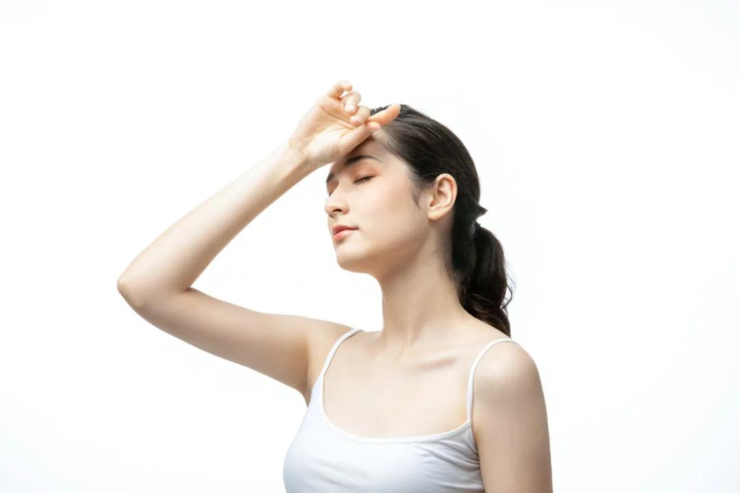 毛孔粗大用什么护肤品能收缩毛孔,毛孔粗大用什么护肤品缩小毛孔