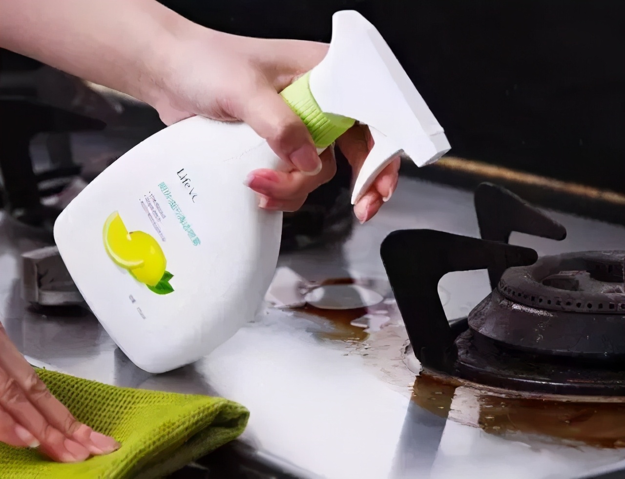 灶台油垢太脏难清洁,灶台油污太重粘一起怎么解决