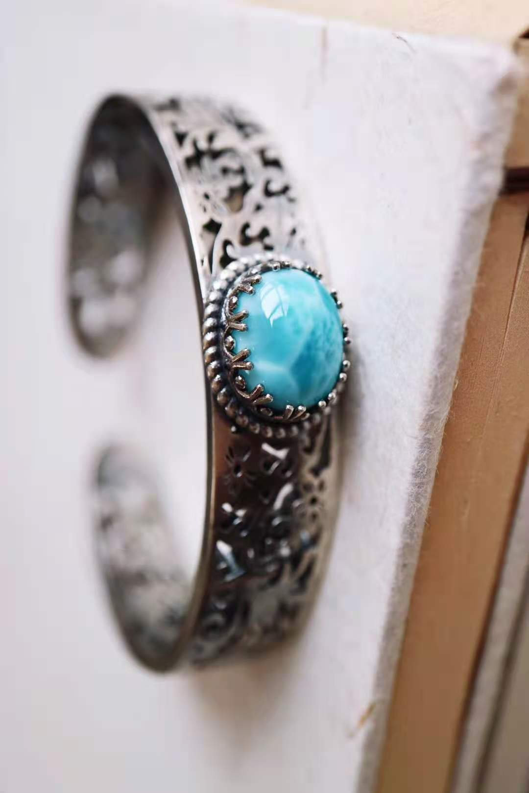 白底青手镯适合多大年纪戴,碧玉手镯适合多大年纪戴