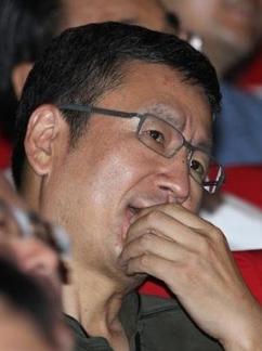 央视白岩松：被自杀拒天价死守央视，今又因国籍风波“败”给儿子