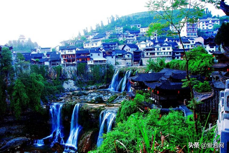 中国唯一挂在瀑布上的千年古镇,中国最美江边