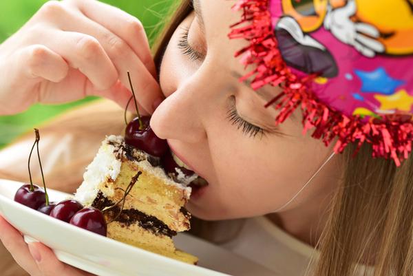 睡前吃夜宵和饿肚子哪个危害更大,长期吃夜宵好还是饿肚子好