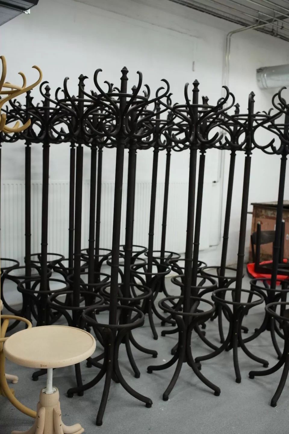 探访TON工厂看经典椅子背后的故事|疯狂24h我们去捷克干了啥？