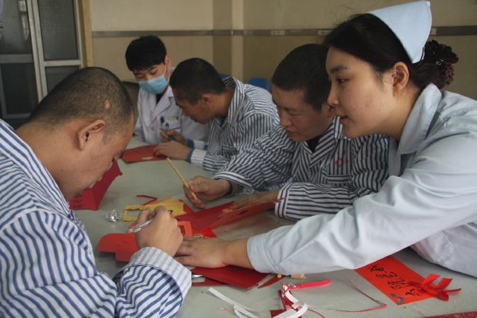 如何劝有精神分裂症病人去看病,家中有精神分裂症病人要怎么办