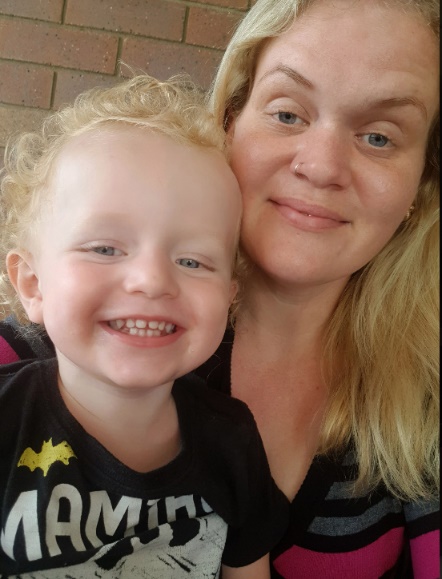 澳洲2岁熊孩子趁妈妈不注意,拿着屁屁霜就往1.6万的电视机上抹