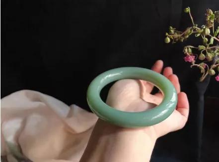 30岁女生适合的气质手镯,20多岁3000至5000元翡翠手镯推荐