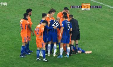 中超被犯规后骂裁判,中超球员被犯规后辱骂裁判