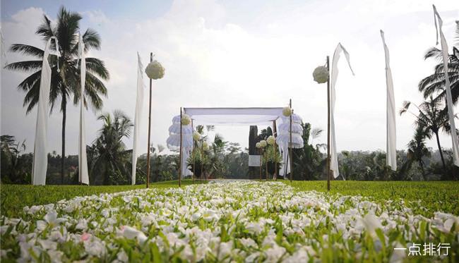 全球十大最美丽的婚礼场地，巴厘岛是与异国情调和诱人的山坡，森林和热带花园举行婚礼的最佳场所之一