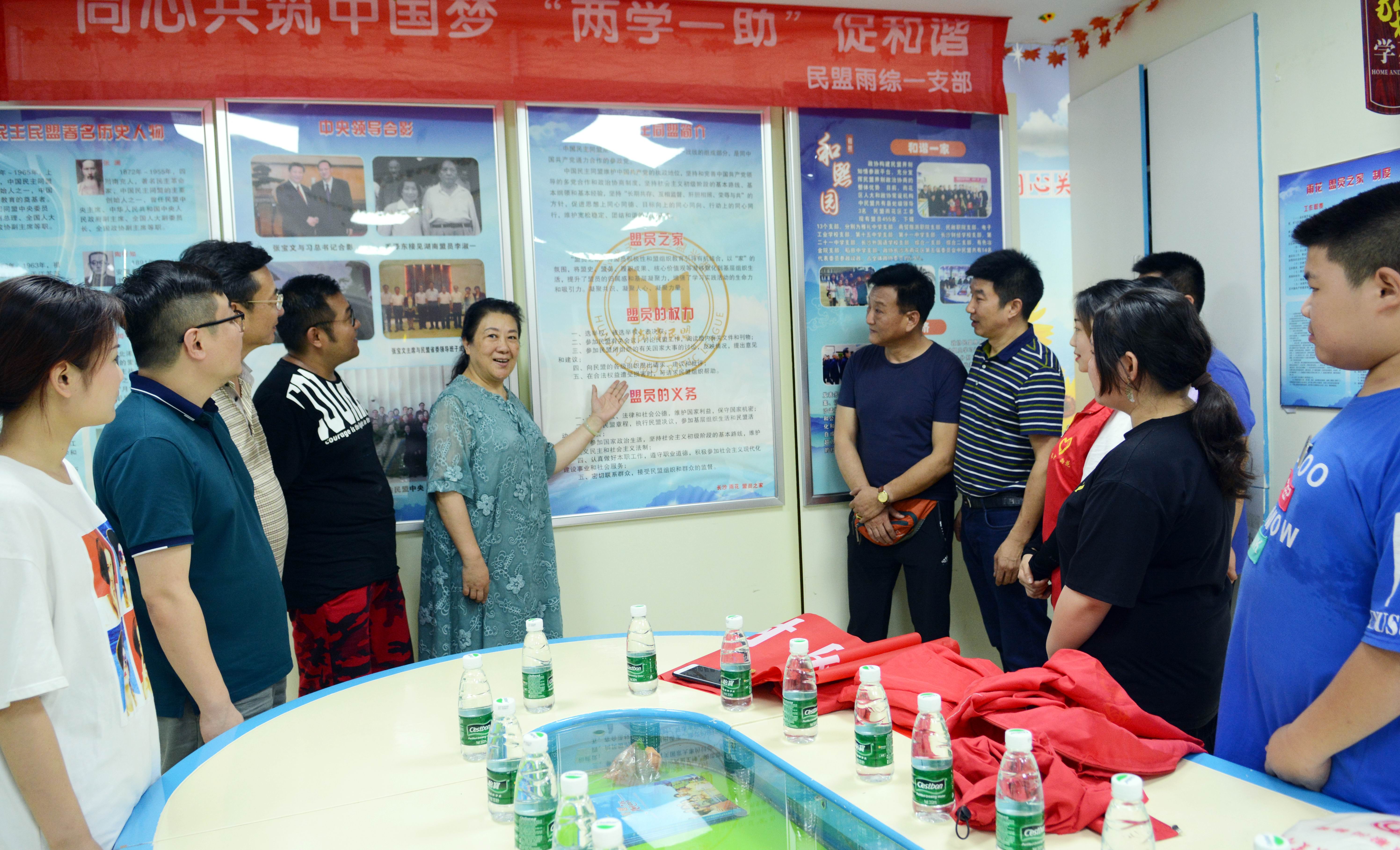 “孟妈妈青护园”志愿者向劳动者送凉爽