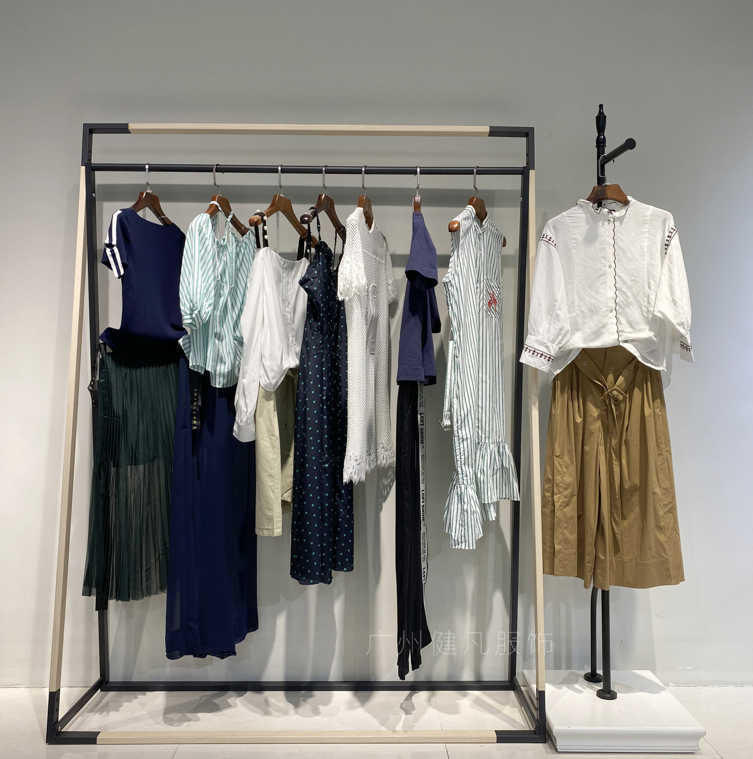 品牌折扣尾货女装批发免费铺货,杭州尾货杂款女装批发一手货源