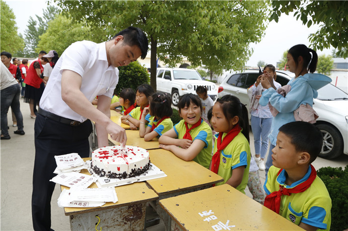 六一儿童节献爱心慰问活动,关爱困境儿童六一慰问暖童心
