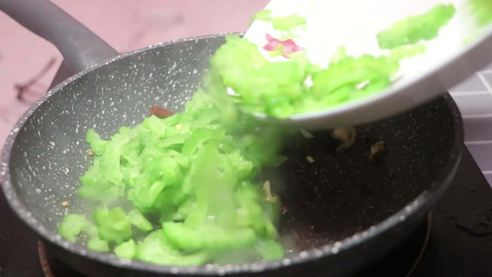 苦瓜如何做才不苦,苦瓜豆腐干炒鸡蛋怎么做苦瓜不苦