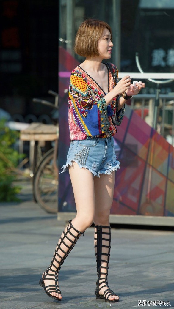 牛仔连体短裤搭配黑色马丁靴,牛仔短裤如何搭配更显腿长