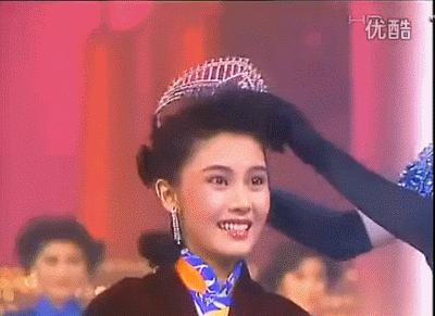 本是美艳无双的长相，却甘愿成为富豪们的“猎物”，耗尽青春