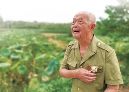 他曾一战歼灭400敌军，获一等功隐姓埋名36年，欠下千元巨款