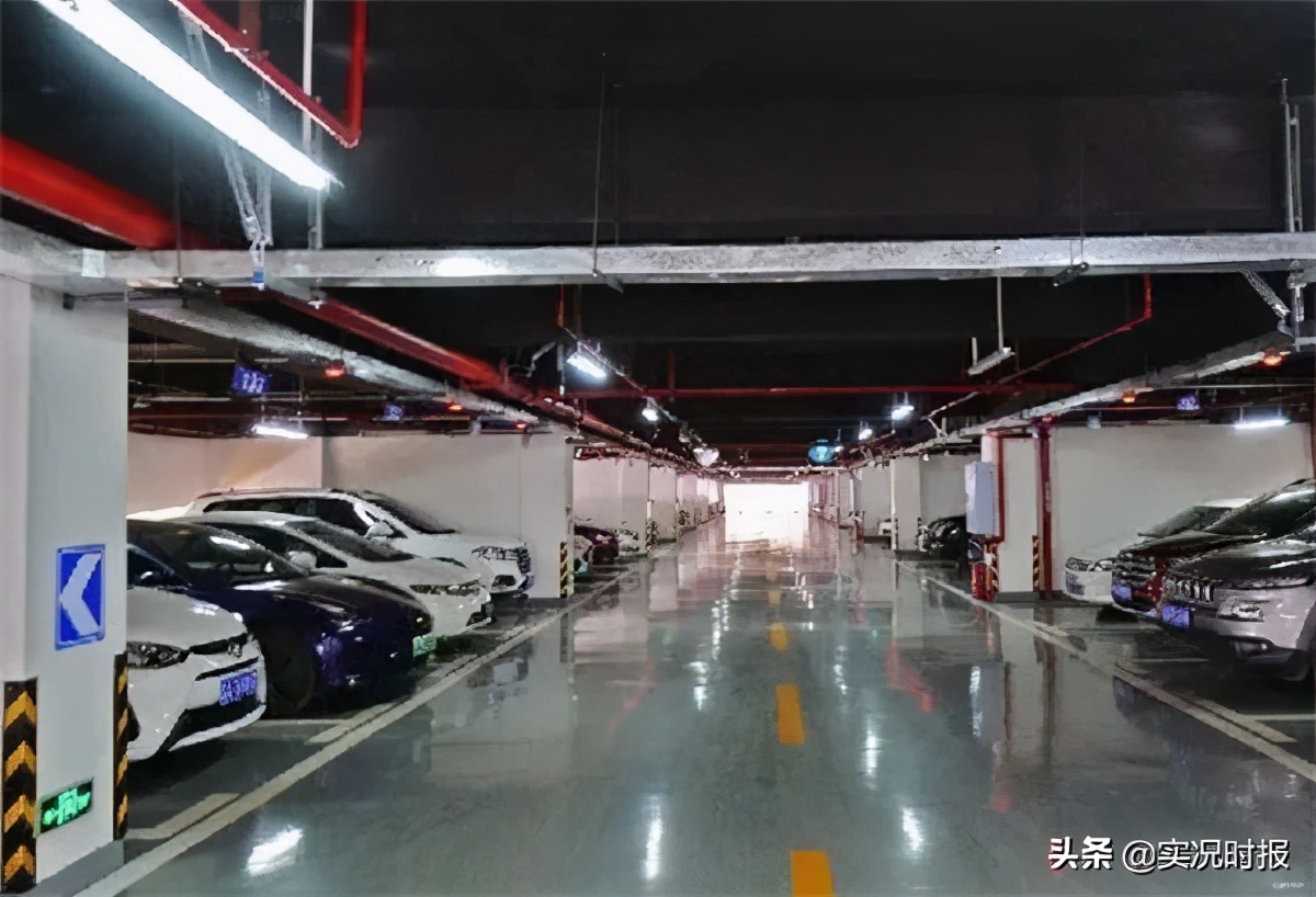 重庆楼中间的露天停车场,重庆狭窄的地下停车场