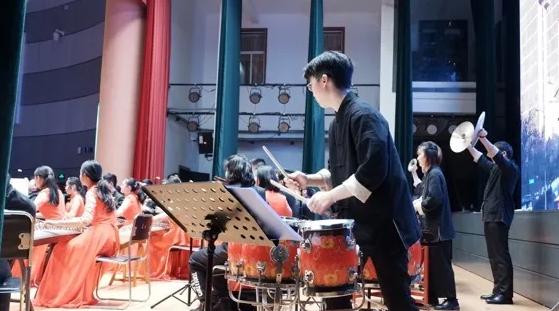 武汉超酷女大学生：钢琴10级、玩转架子鼓，拿到4所985高校offer，选择北大