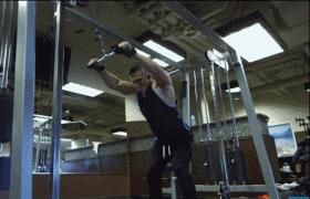 练背怎么保持背部持续发力,背部激活热身动作