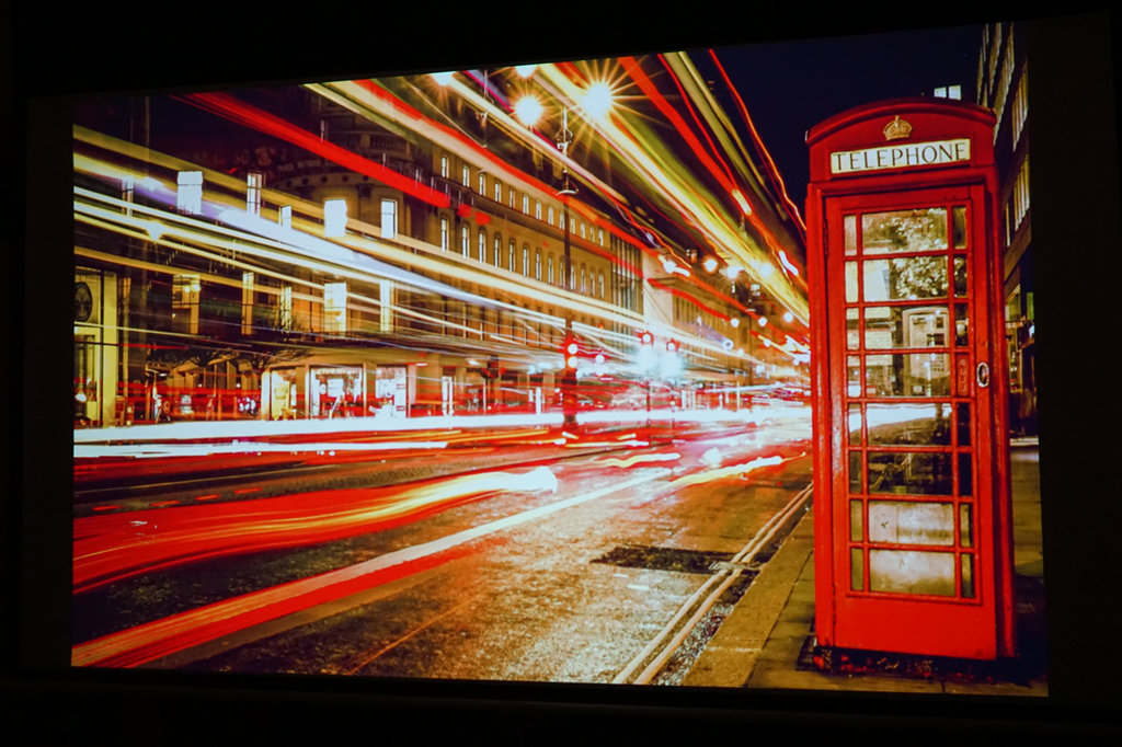 客厅用投影仪代替电视机好不好,客厅电视机和投影仪