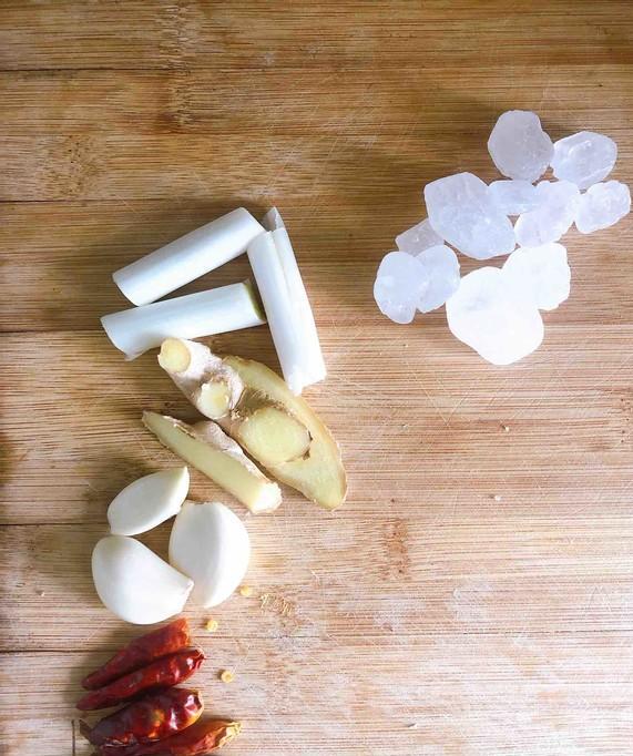 炖排骨时有人先焯水有人直接炖,炖排骨之前需不需要把肉先炒一下