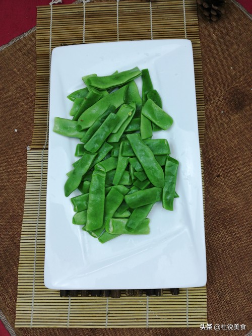 肉片这样处理想不滑嫩都难，芸豆炒肉一道酱香浓郁的家常菜