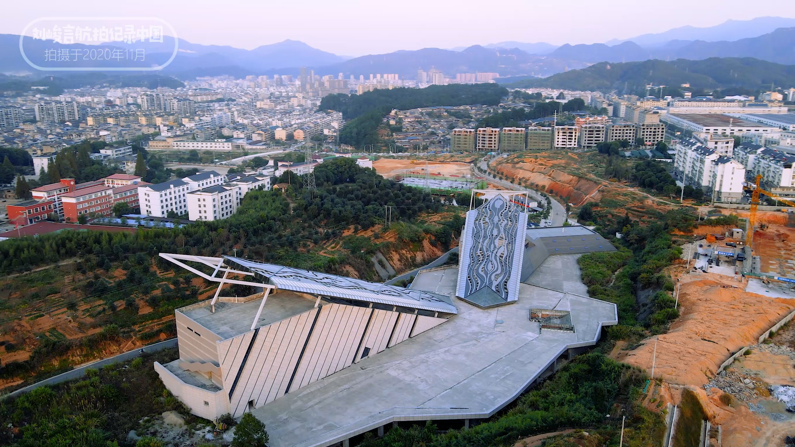 龙泉的青瓷宝剑有名气,为什么龙泉盛产宝剑