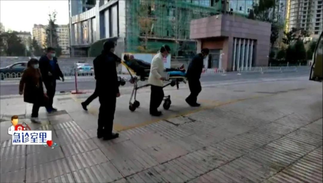 男子被角磨机割伤后活了下来,男子操作绞肉机不慎被咬手