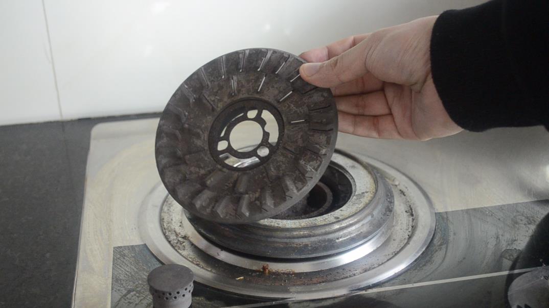 猛火燃气灶出火不均,燃气灶出火小打理方法