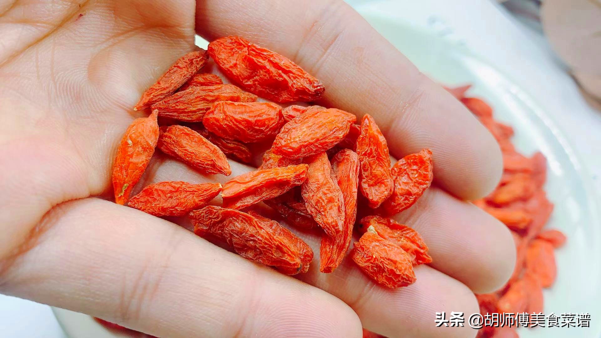 吃了被硫磺熏过的枸杞会怎么样,怎么选择健康无熏硫磺的枸杞