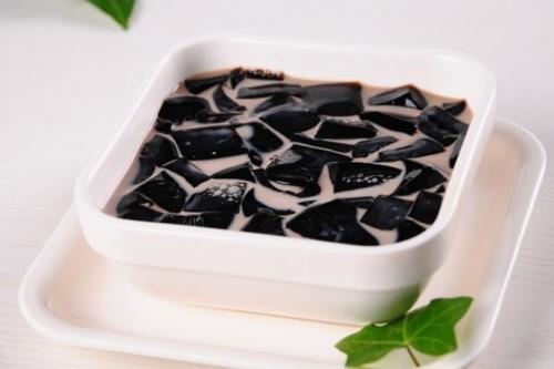 日本人吃龟苓膏,来中国第一次吃龟苓膏