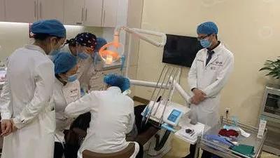 牙科利润有多高？小白兔告诉你，老板王鸿应夫妇身价暴涨