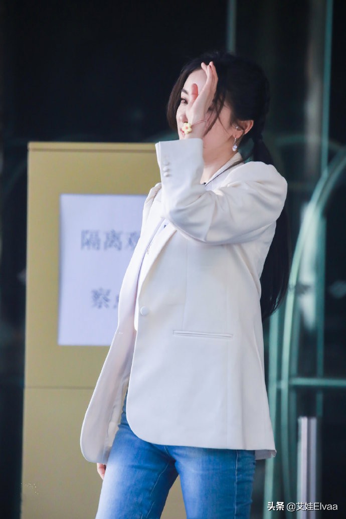 杨幂发嗲,杨幂身穿白色短裙气场十分强大