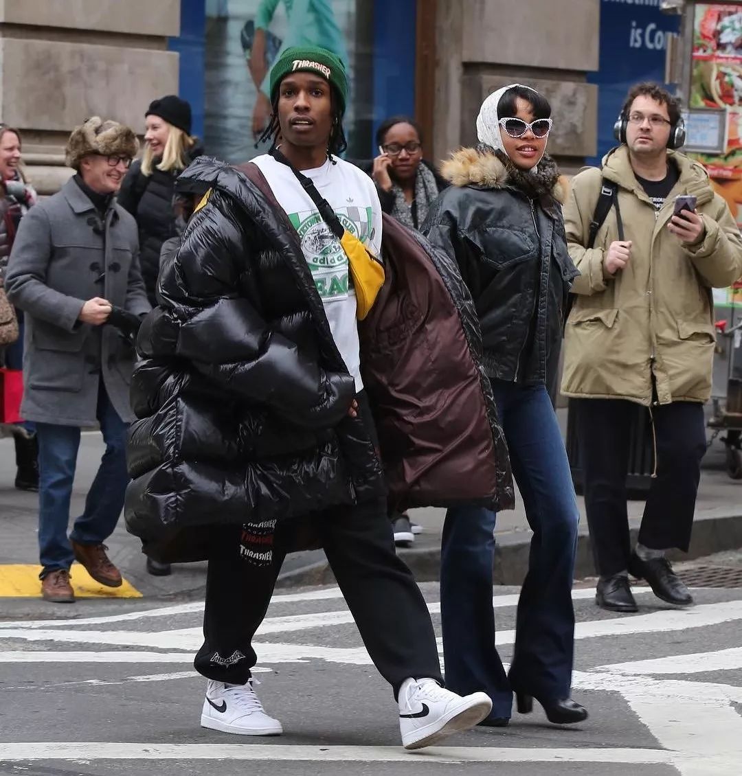 杨颖穿的新中式衣服是什么品牌,杨颖穿阿迪达斯羽绒服