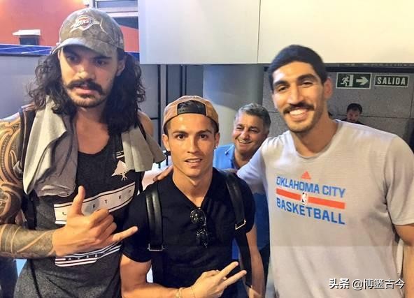 NBA球员都是合影终结者！奥胖单手擒何炅，姚主席如同深海泰坦