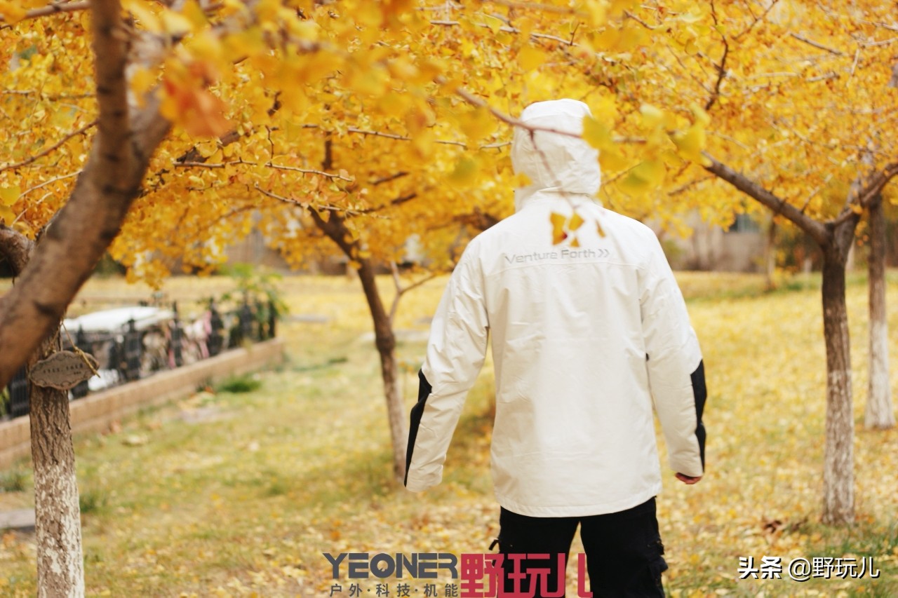 冲锋衣三合一discovery,贝爷穿的户外冲锋衣什么品牌