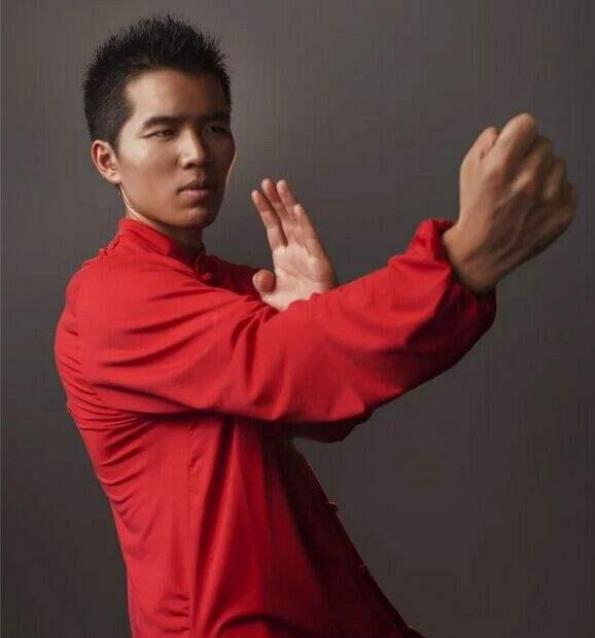 咏春拳日字冲拳视频,咏春日字冲拳叶问片段