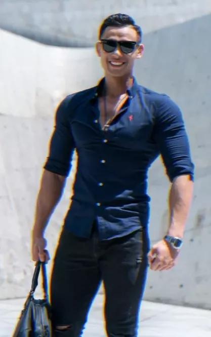 他身高183公分,胸肌硕大差点把衬衫撑爆,这身材简直绝了