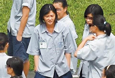 靠袒胸搏出位，3次吸毒被抓，如今患癌的她为保命切除5个器官