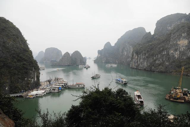 这里虽然风景如画人们生活的却很凄惨没日没夜的追着大船讨生活